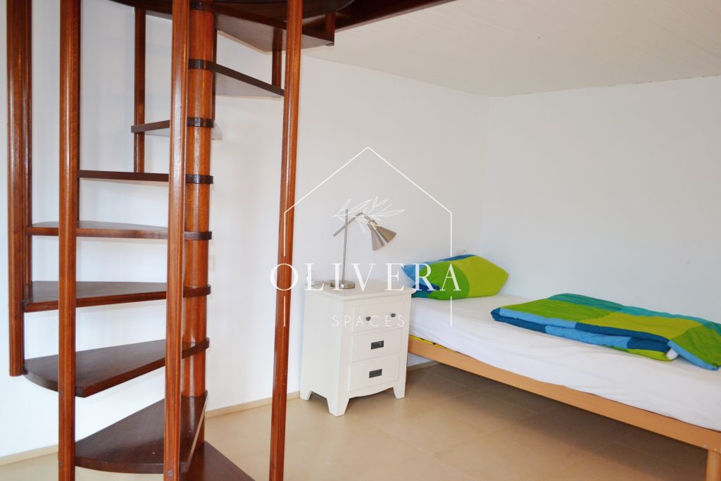 Dormitorio 3 con altillo. Cuenta con una cama individual abajo y otra arriba.