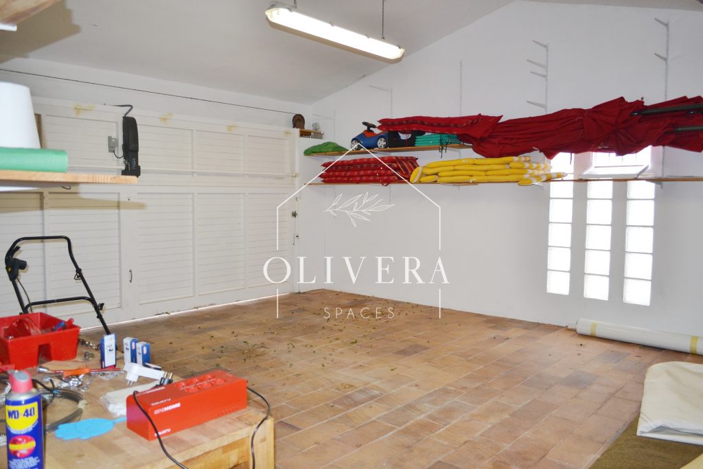 Garaje privado adjunto a la casa con puerta eléctrica
