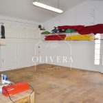 Garaje privado adjunto a la casa con puerta eléctrica