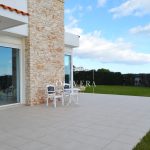El chalet cuenta con un gran jardín de césped natural y una terraza con barbacoa y piscina