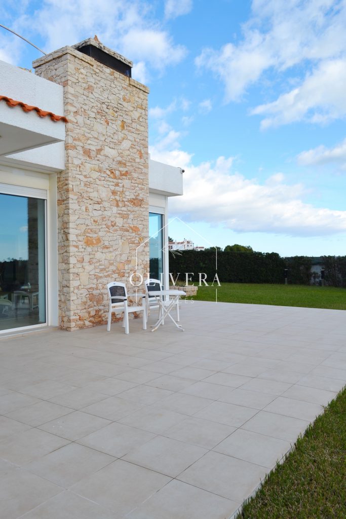 El chalet cuenta con un gran jardín de césped natural y una terraza con barbacoa y piscina