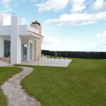 El chalet cuenta con un gran jardín de césped natural y una terraza con barbacoa y piscina