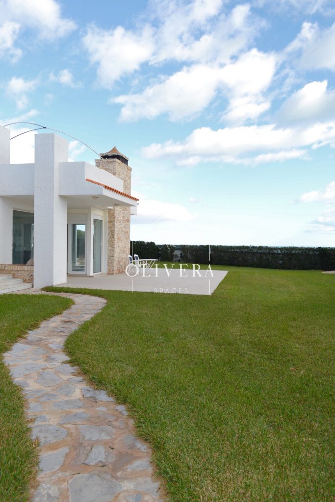 El chalet cuenta con un gran jardín de césped natural y una terraza con barbacoa y piscina