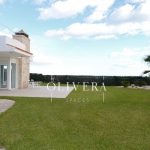 exterior de la casa con jardín de césped natural y vistas al mar