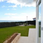 El chalet cuenta con un gran jardín de césped natural y una terraza con barbacoa y piscina