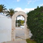 El chalet cuenta con un gran jardín de césped natural y una terraza con barbacoa y piscina