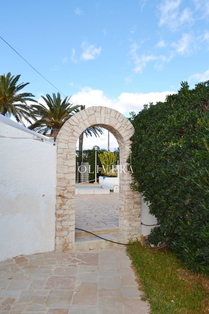 El chalet cuenta con un gran jardín de césped natural y una terraza con barbacoa y piscina