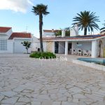 El chalet cuenta con un gran jardín de césped natural y una terraza con barbacoa y piscina