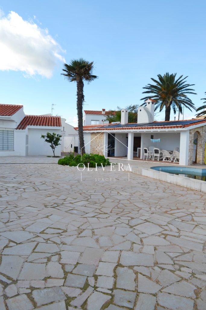El chalet cuenta con un gran jardín de césped natural y una terraza con barbacoa y piscina