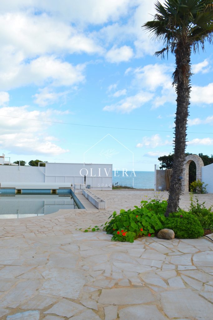 piscina con vistas al mar