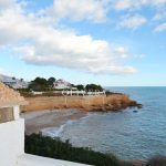 exterior de la casa con jardín de césped natural y vistas al mar