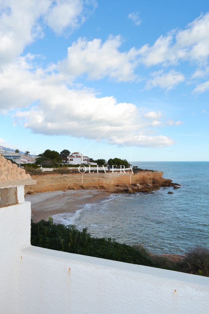 exterior de la casa con jardín de césped natural y vistas al mar