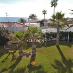 El chalet cuenta con un gran jardín de césped natural y una terraza con barbacoa y piscina