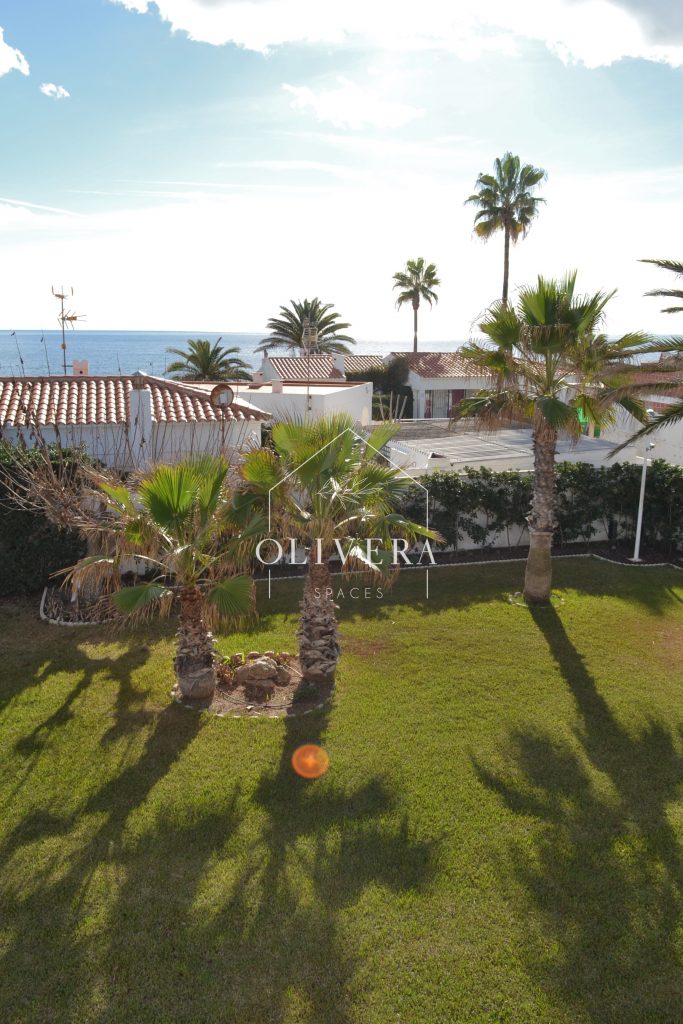 El chalet cuenta con un gran jardín de césped natural y una terraza con barbacoa y piscina
