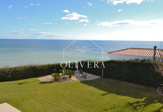 exterior de la casa con jardín de césped natural y vistas al mar